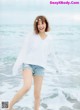 Risa Watanabe 渡邉理佐, FRIDAY WHITE 2019.01.14 P16 No.f3f184